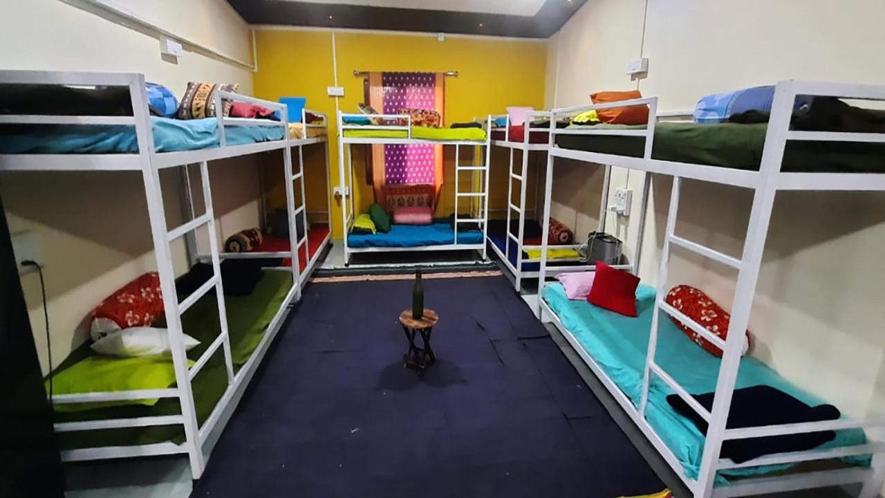 Costel Albergue Mālvan Exterior foto
